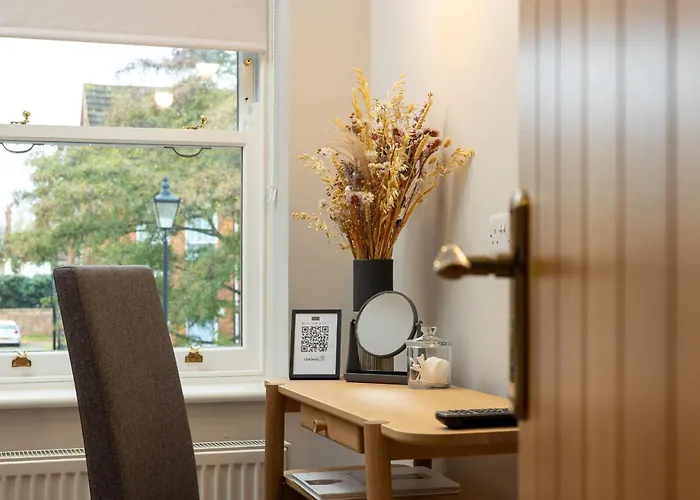 The Little Hideaway - Luxury Two Double En-Suite Bedroom Apartment