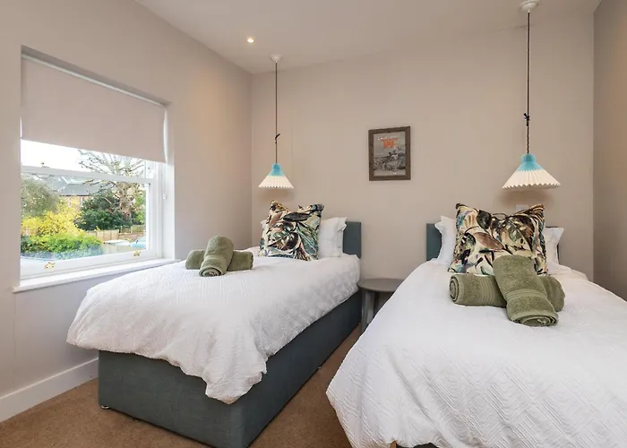 The Little Hideaway - Luxury Two Double En-Suite Bedroom Apartment
