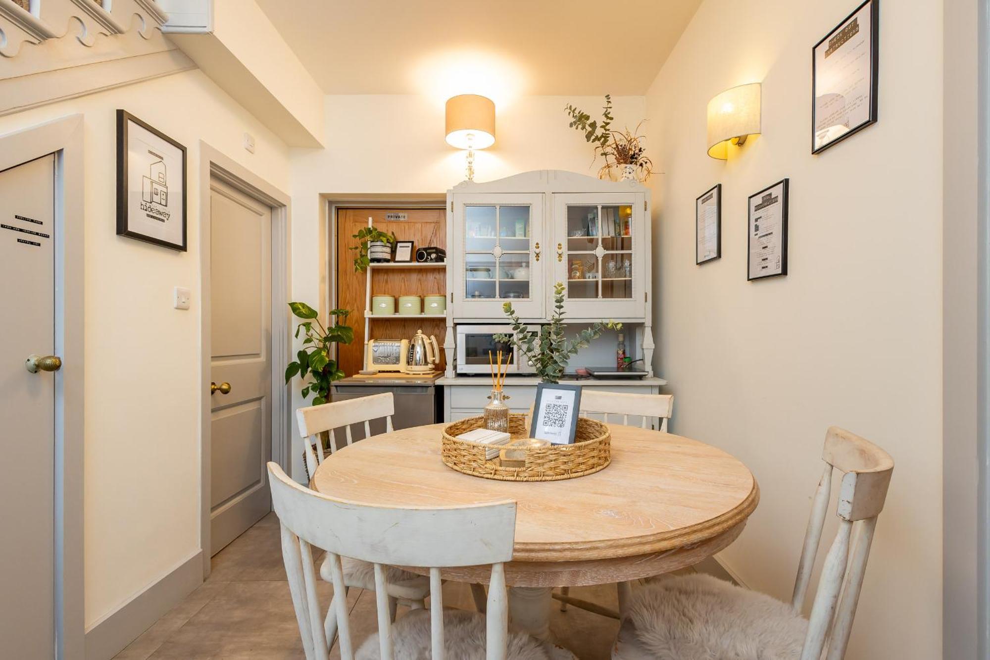 The Little Hideaway - Luxury Two Double En-suite Bedroom Apartment