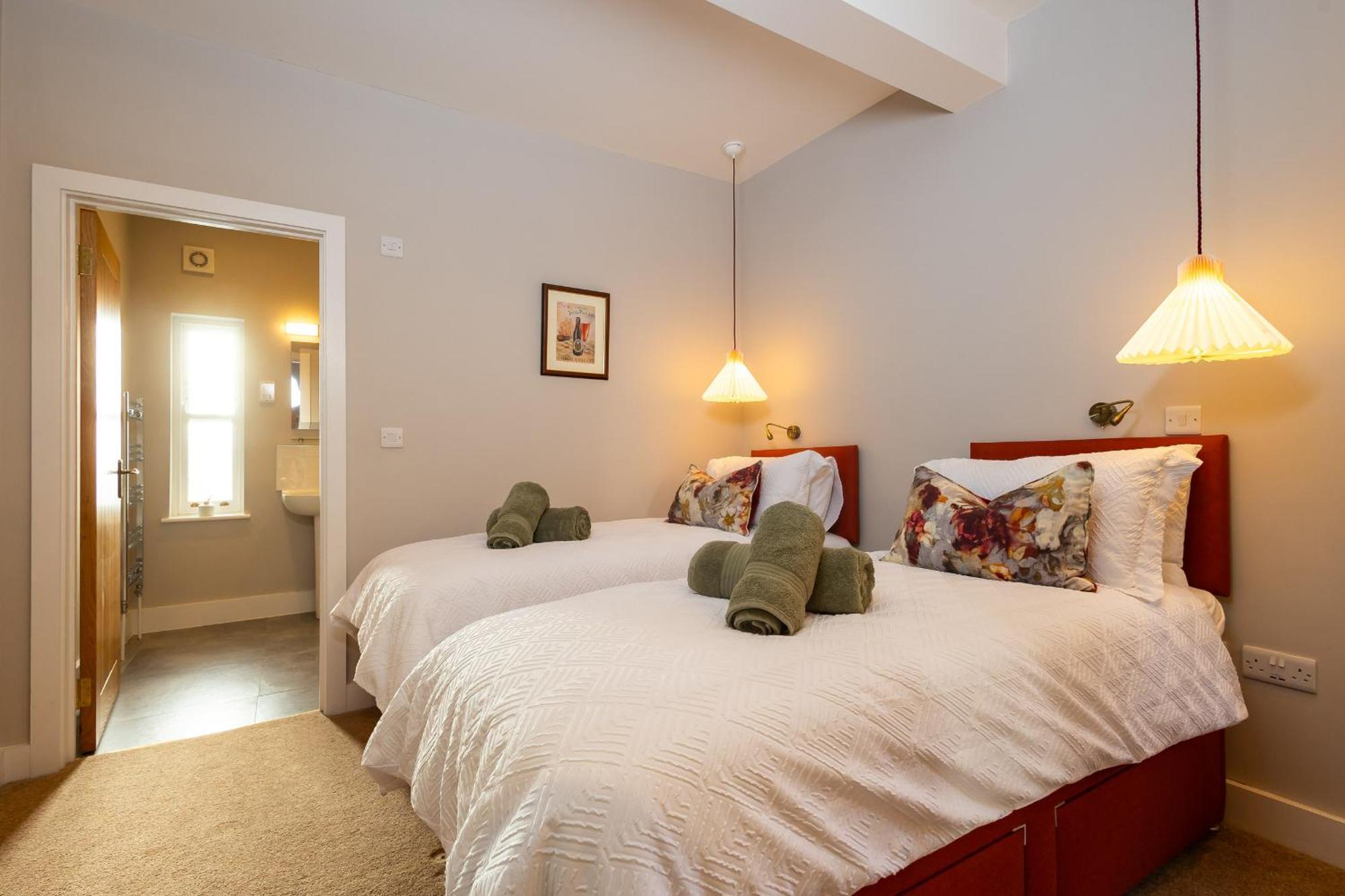 The Little Hideaway - Luxury Two Double En-suite Bedroom Bedford