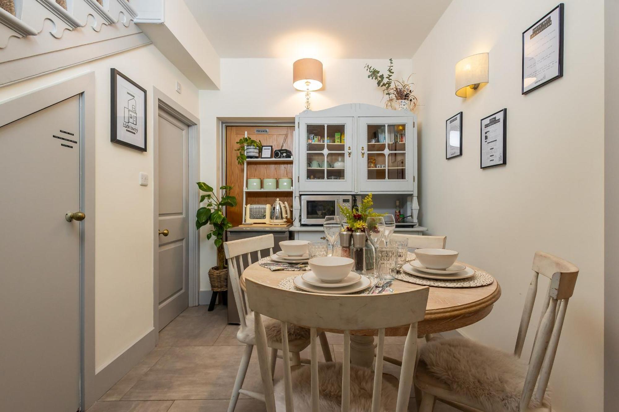 The Little Hideaway - Luxury Two Double En-suite Bedroom Apartment