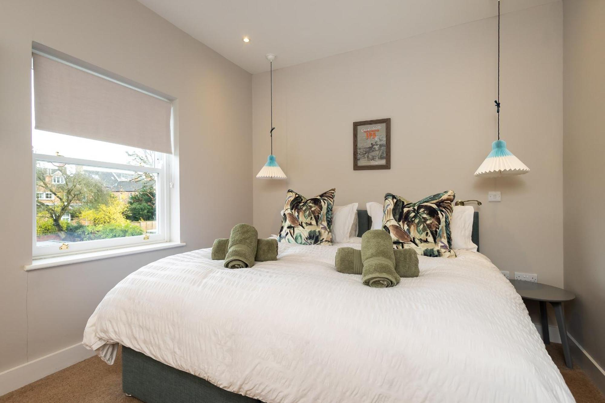 The Little Hideaway - Luxury Two Double En-suite Bedroom Apartment *