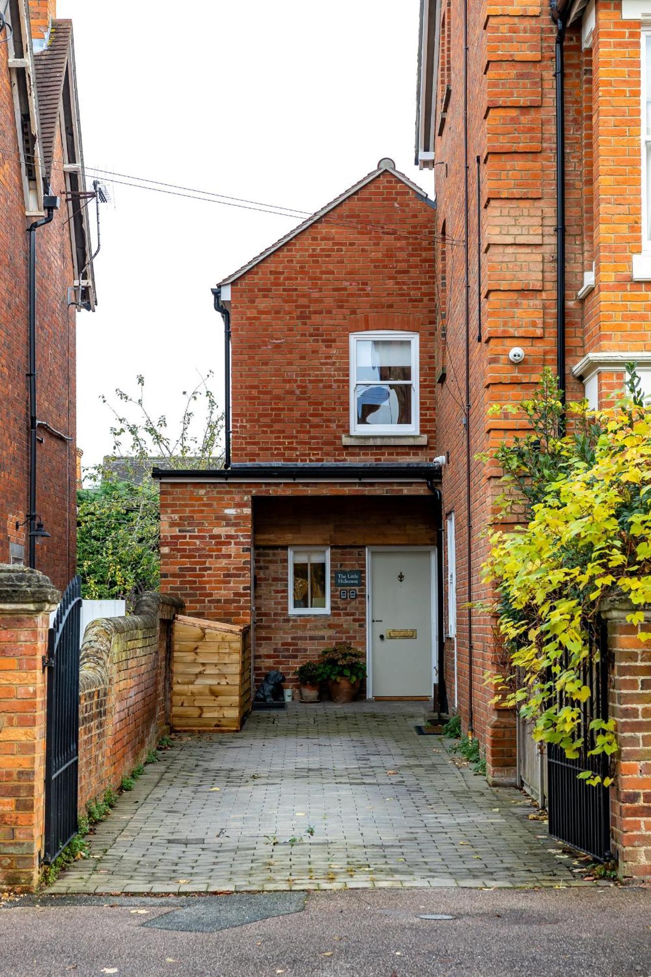 The Little Hideaway - Luxury Two Double En-suite Bedroom Apartment Bedford