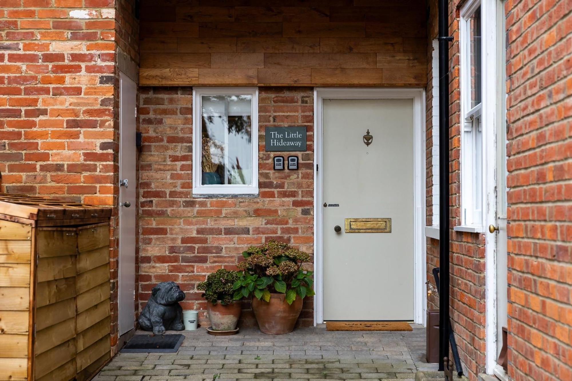 The Little Hideaway - Luxury Two Double En-suite Bedroom Bedford