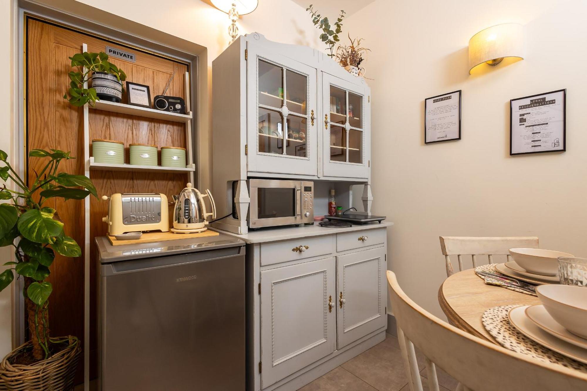 The Little Hideaway - Luxury Two Double En-suite Bedroom Apartment *