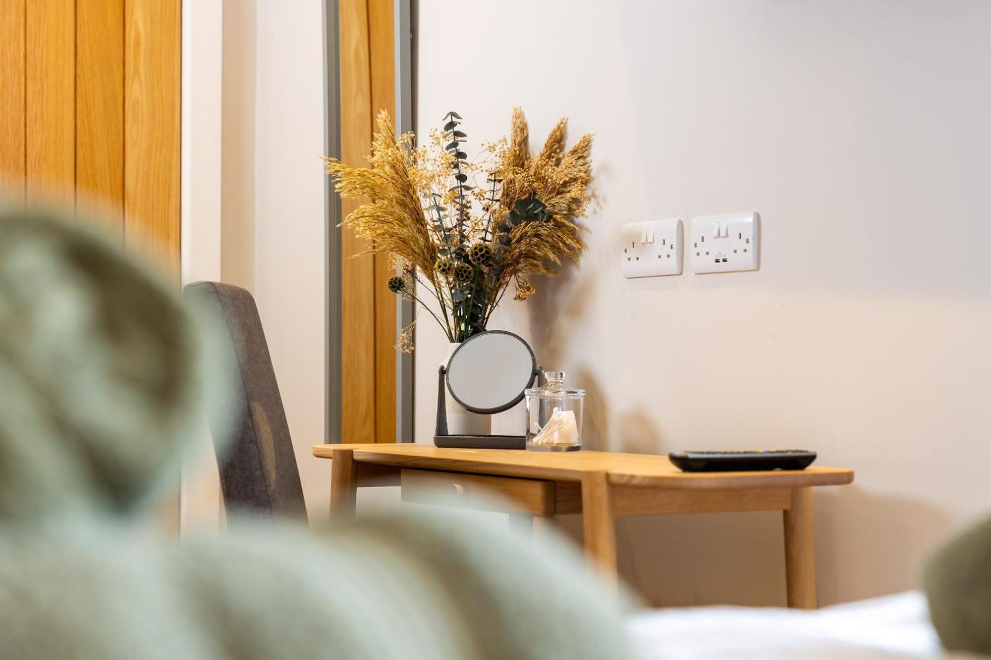 The Little Hideaway - Luxury Two Double En-suite Bedroom Apartment