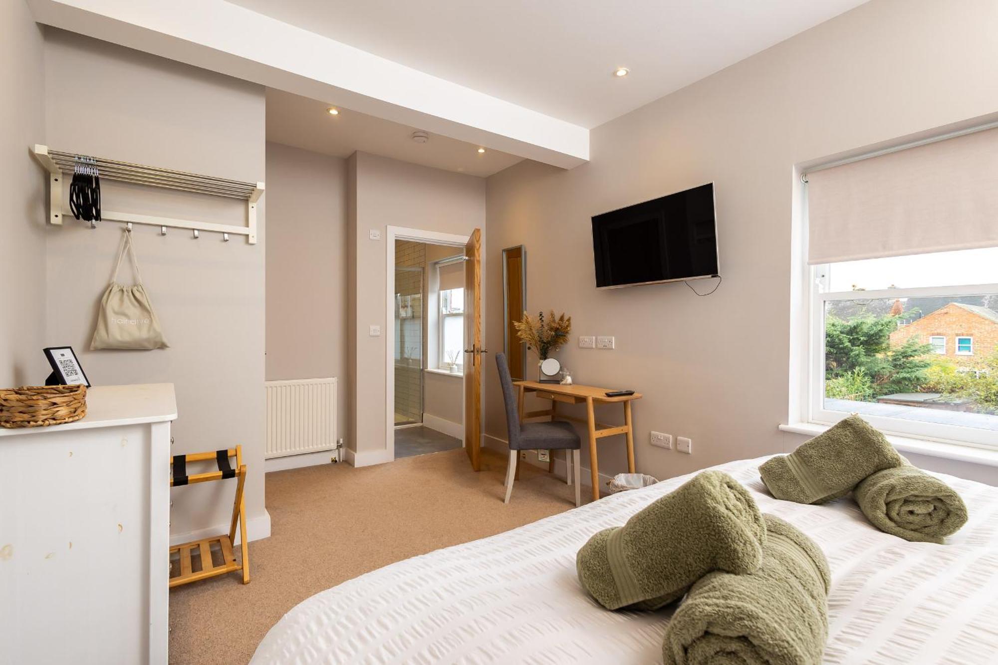 The Little Hideaway - Luxury Two Double En-suite Bedroom Bedford
