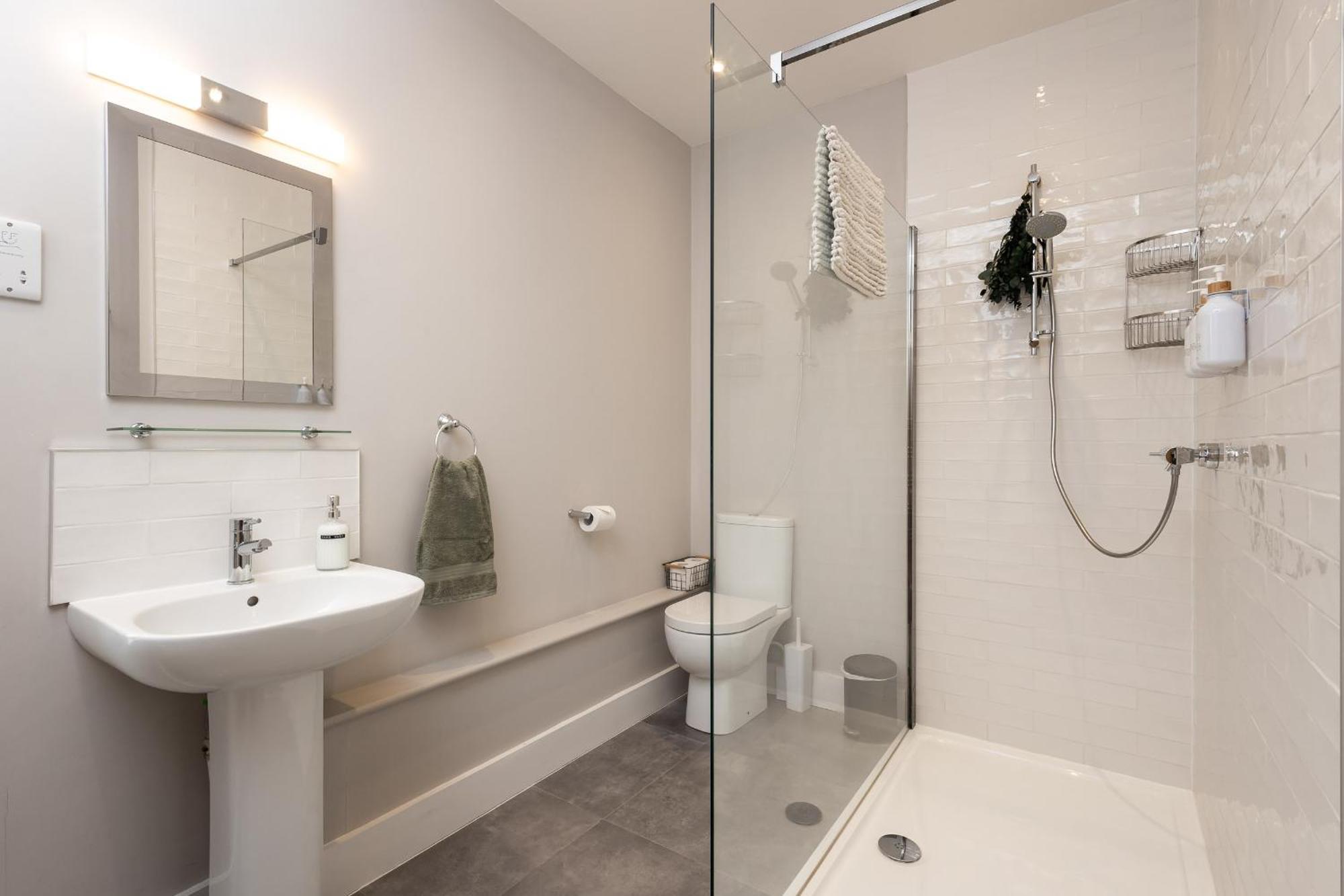 The Little Hideaway - Luxury Two Double En-suite Bedroom Apartment *