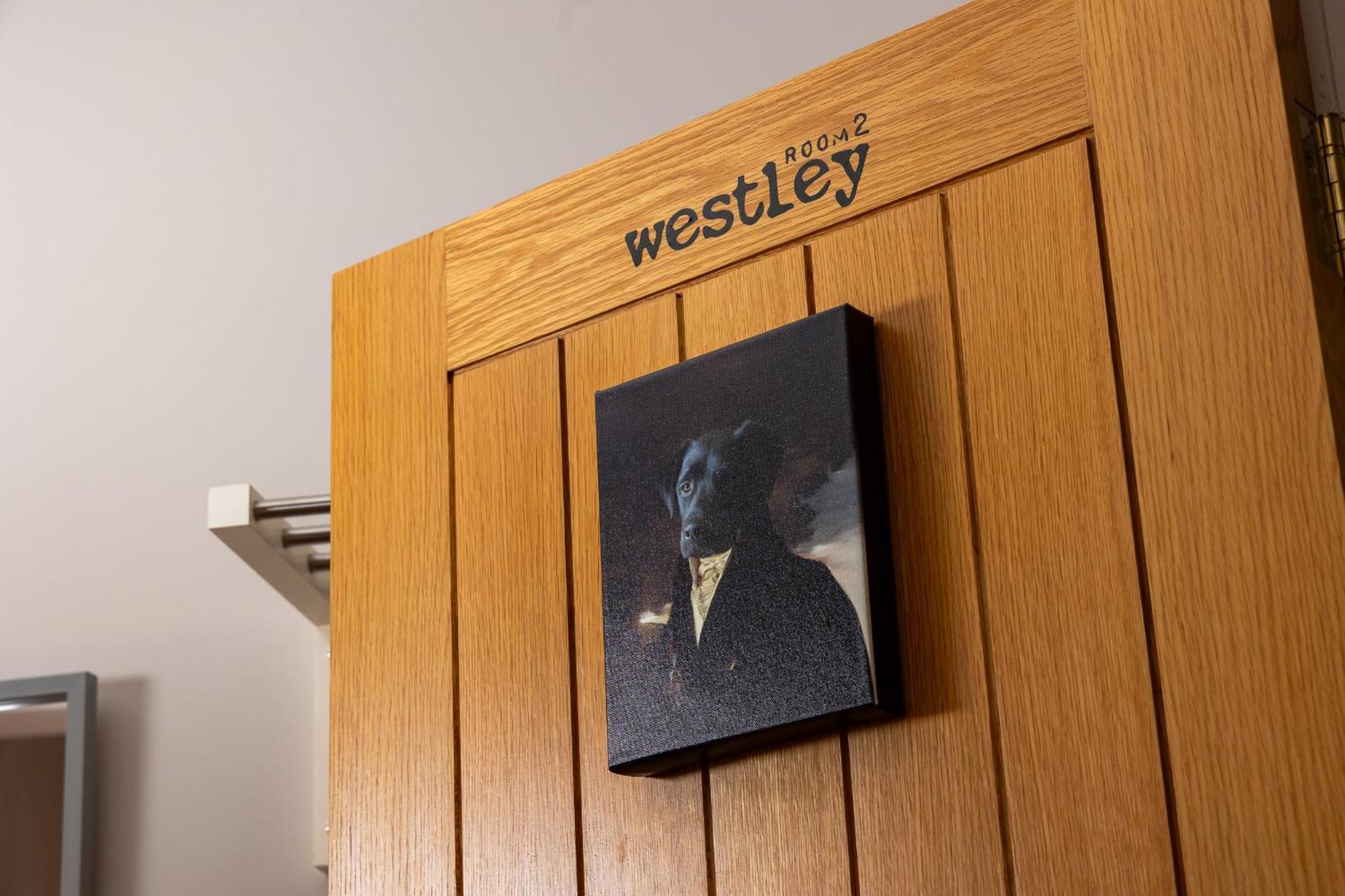 The Little Hideaway - Luxury Two Double En-suite Bedroom Apartment Bedford